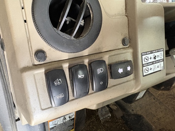 2024 John Deere XUV 835R - Photo11