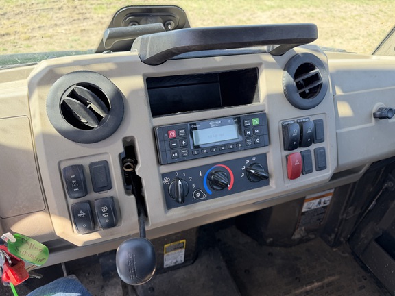 2024 John Deere XUV 835R - Photo23