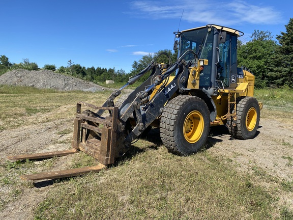 Photo of a 2004 John Deere 444J