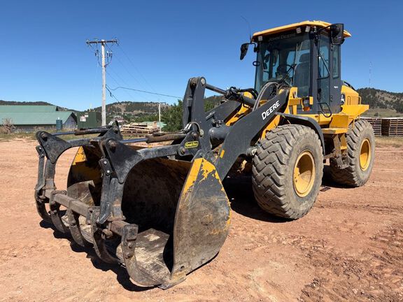 Photo of a 2021 John Deere 444P
