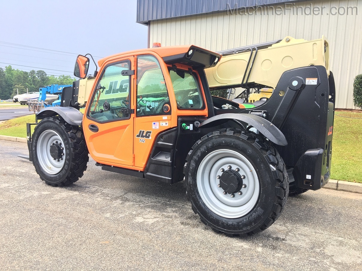 2020 JLG 742 Image 2