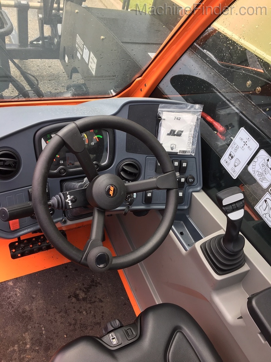 2020 JLG 742 Image 5