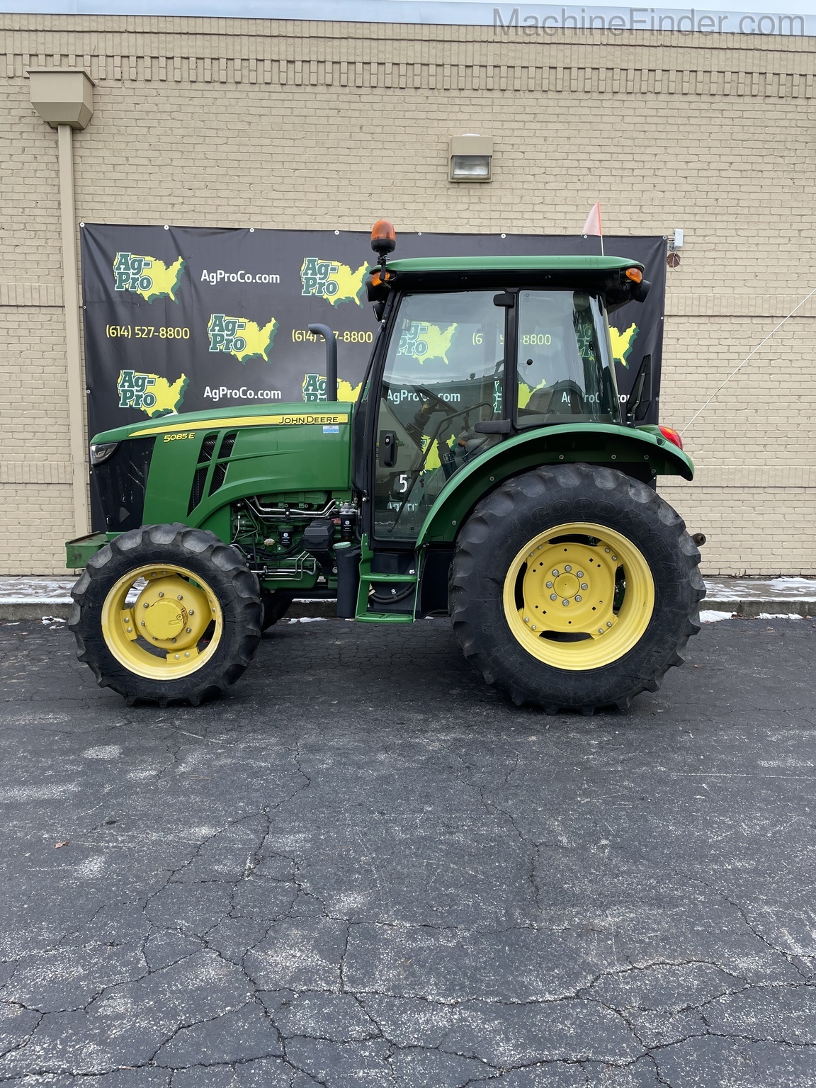 2014 John Deere 5085E Image 3