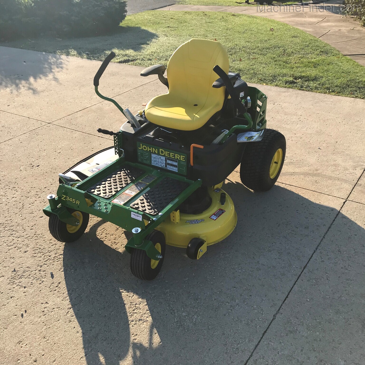2021 John Deere Z345R Image 3