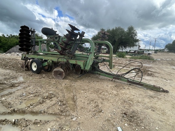 John Deere 335 Image 1
