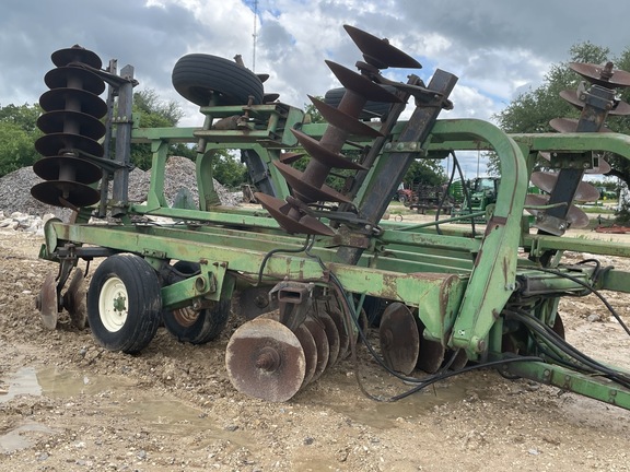 John Deere 335 Image 3