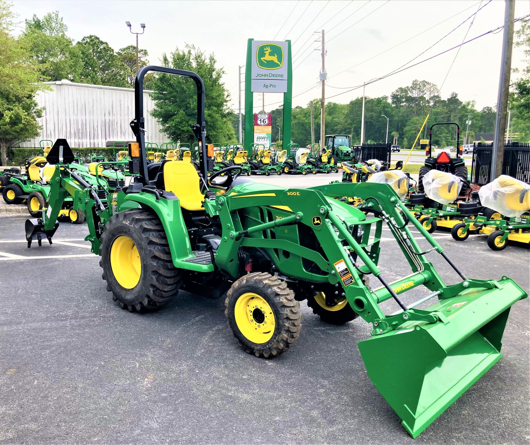 2023 John Deere 3032E Image 8