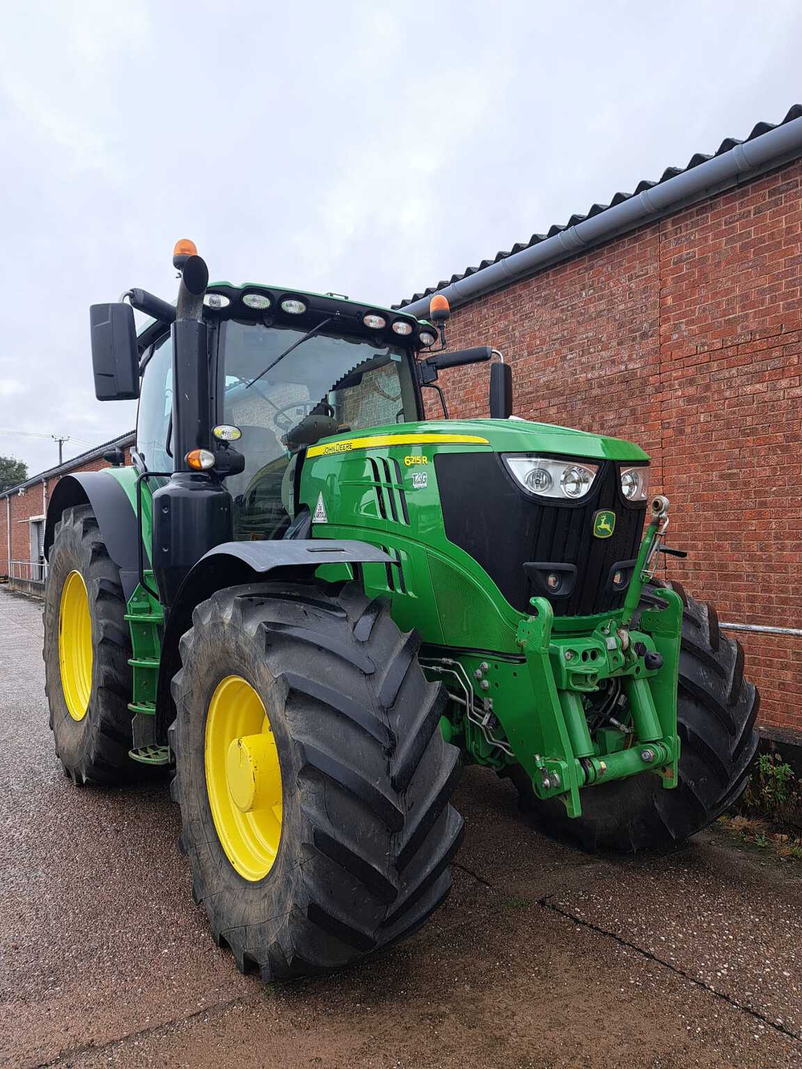 2017 John Deere 6215R