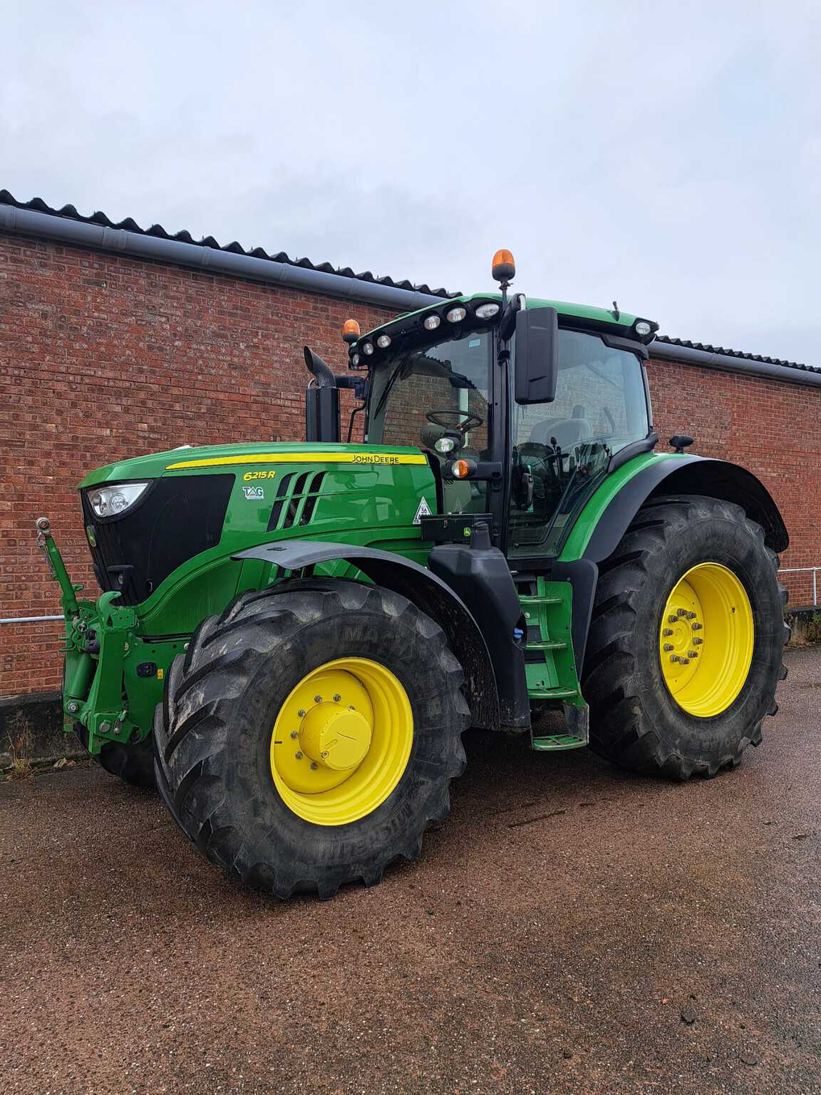 2017 John Deere 6215R