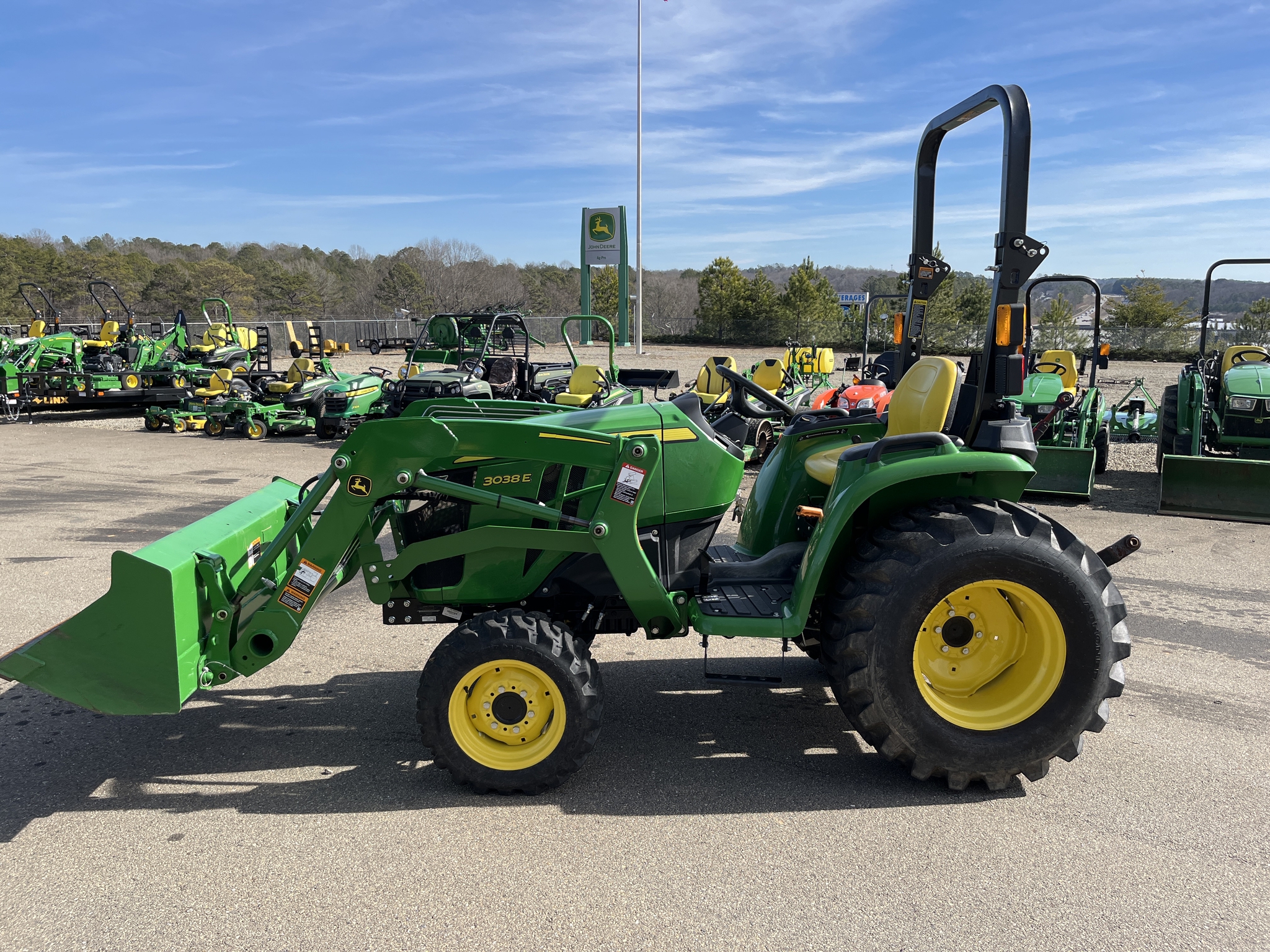2021 John Deere 3038E Image 3