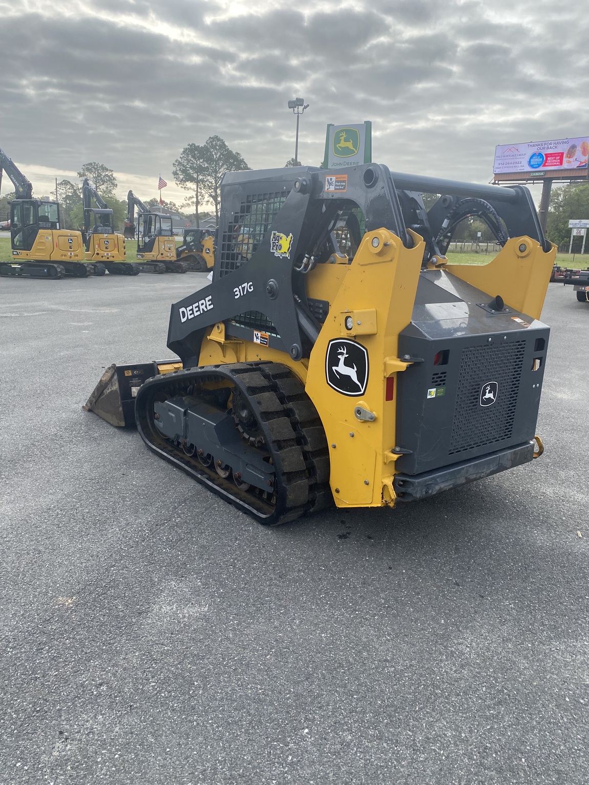 2023 John Deere 317G Image 3