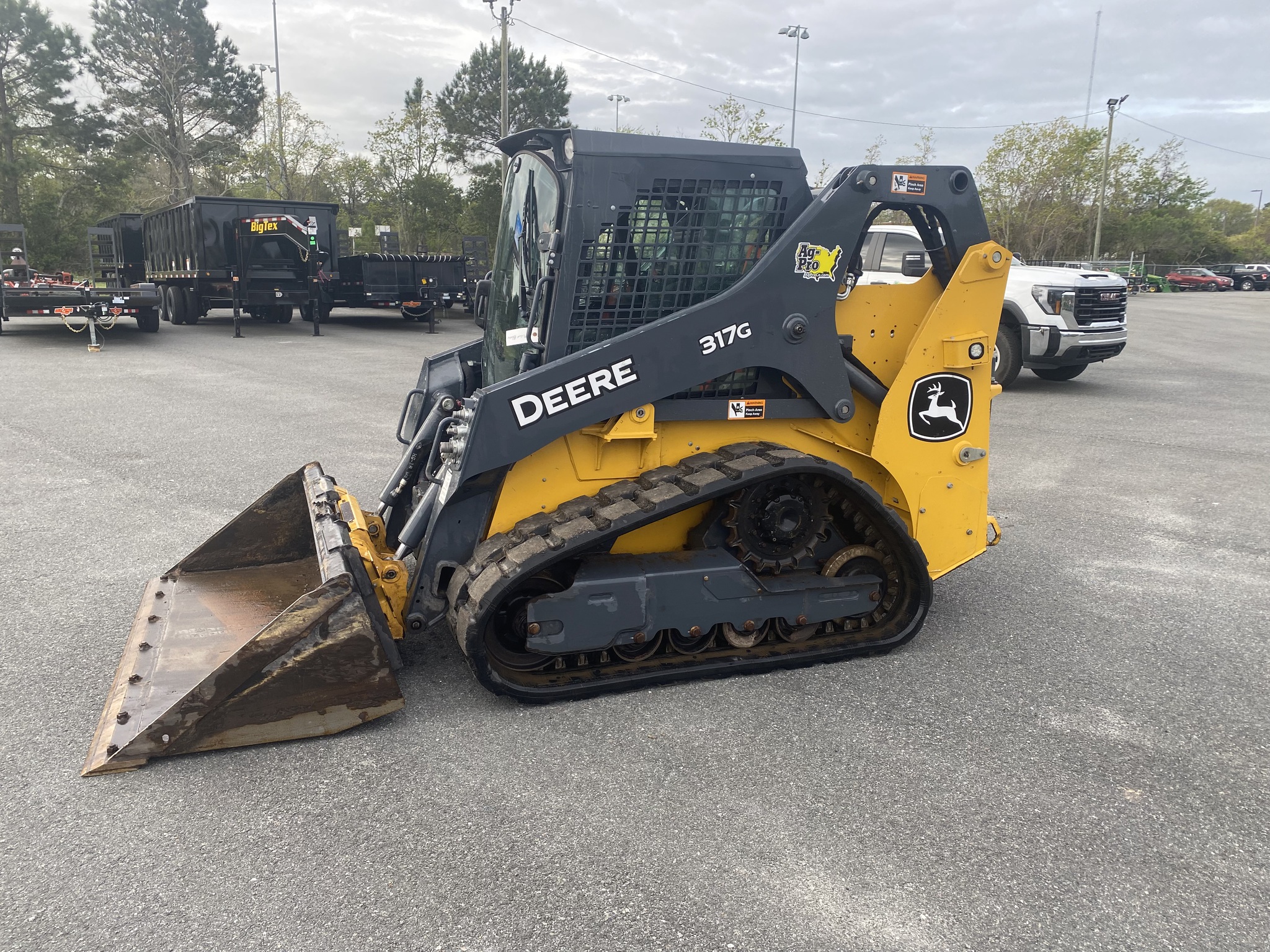 2023 John Deere 317G Image 4