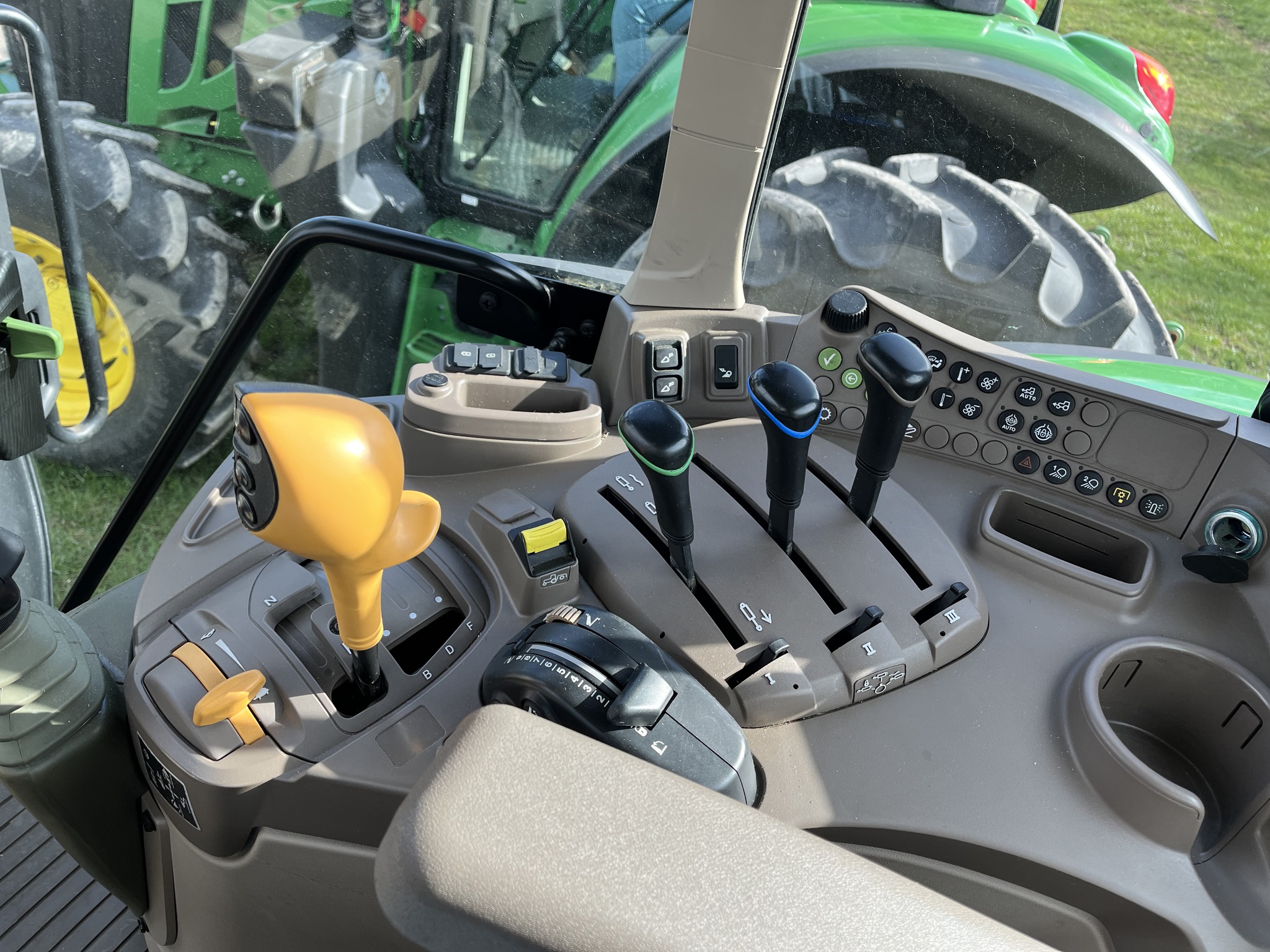 2022 John Deere 6110M Image 6