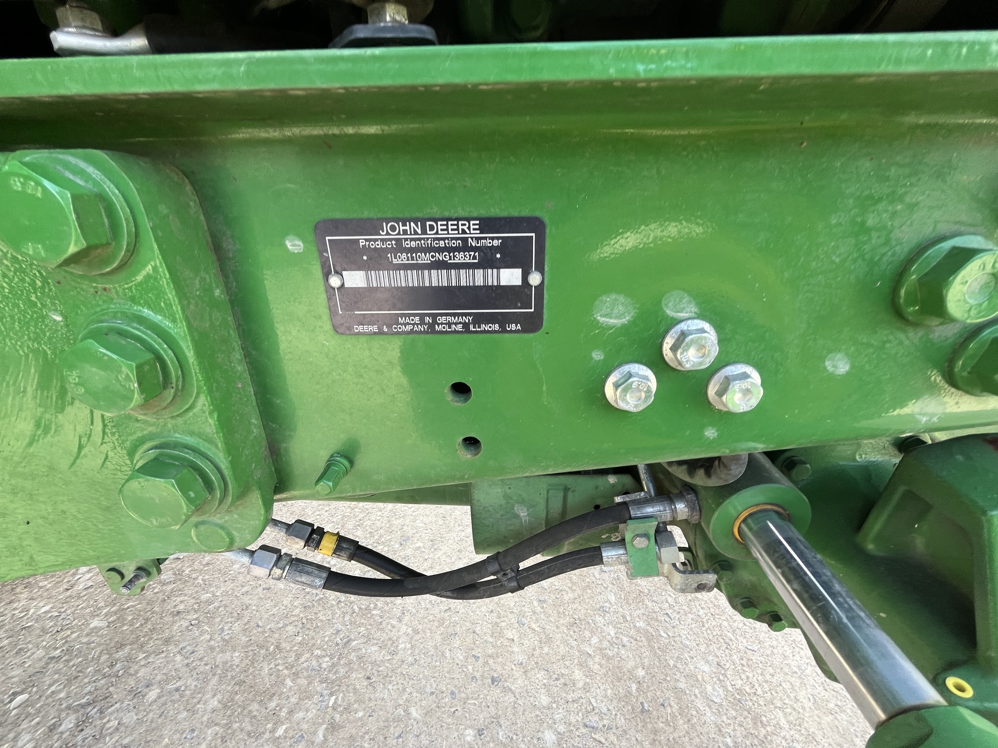 2022 John Deere 6110M Image 9