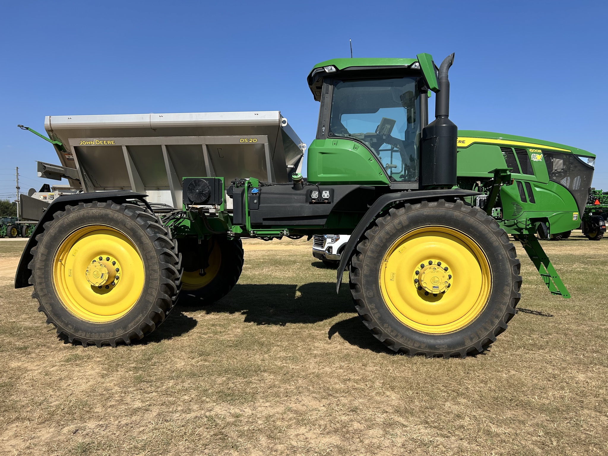 2023 John Deere 600R Image 3