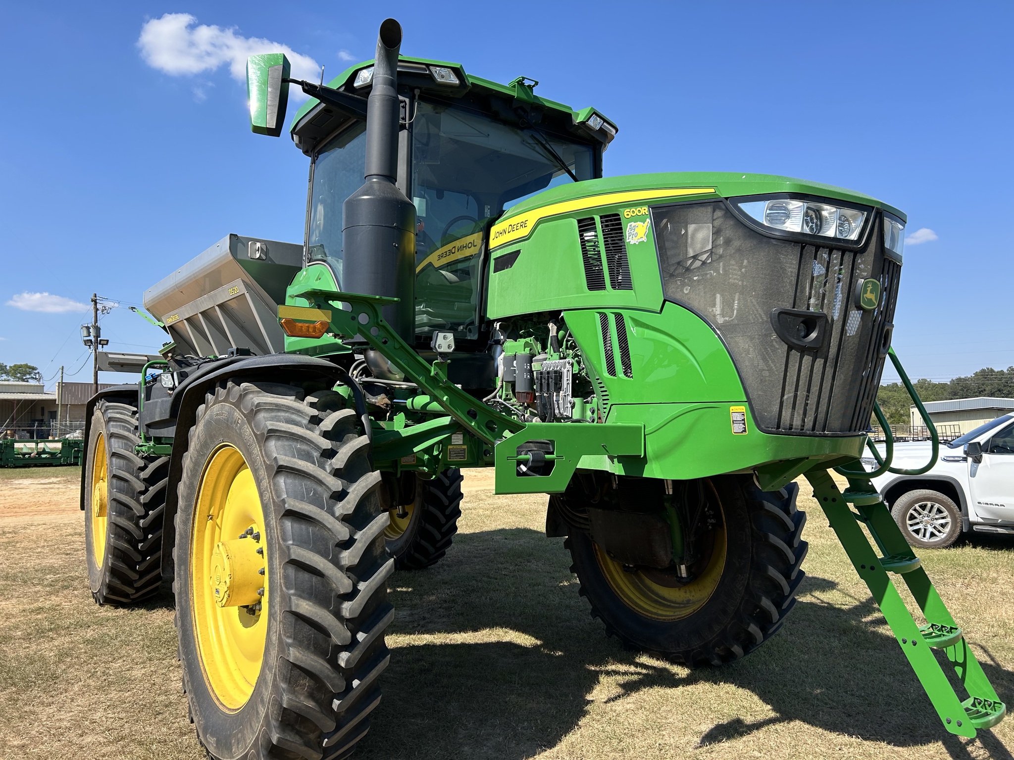 2023 John Deere 600R Image 1