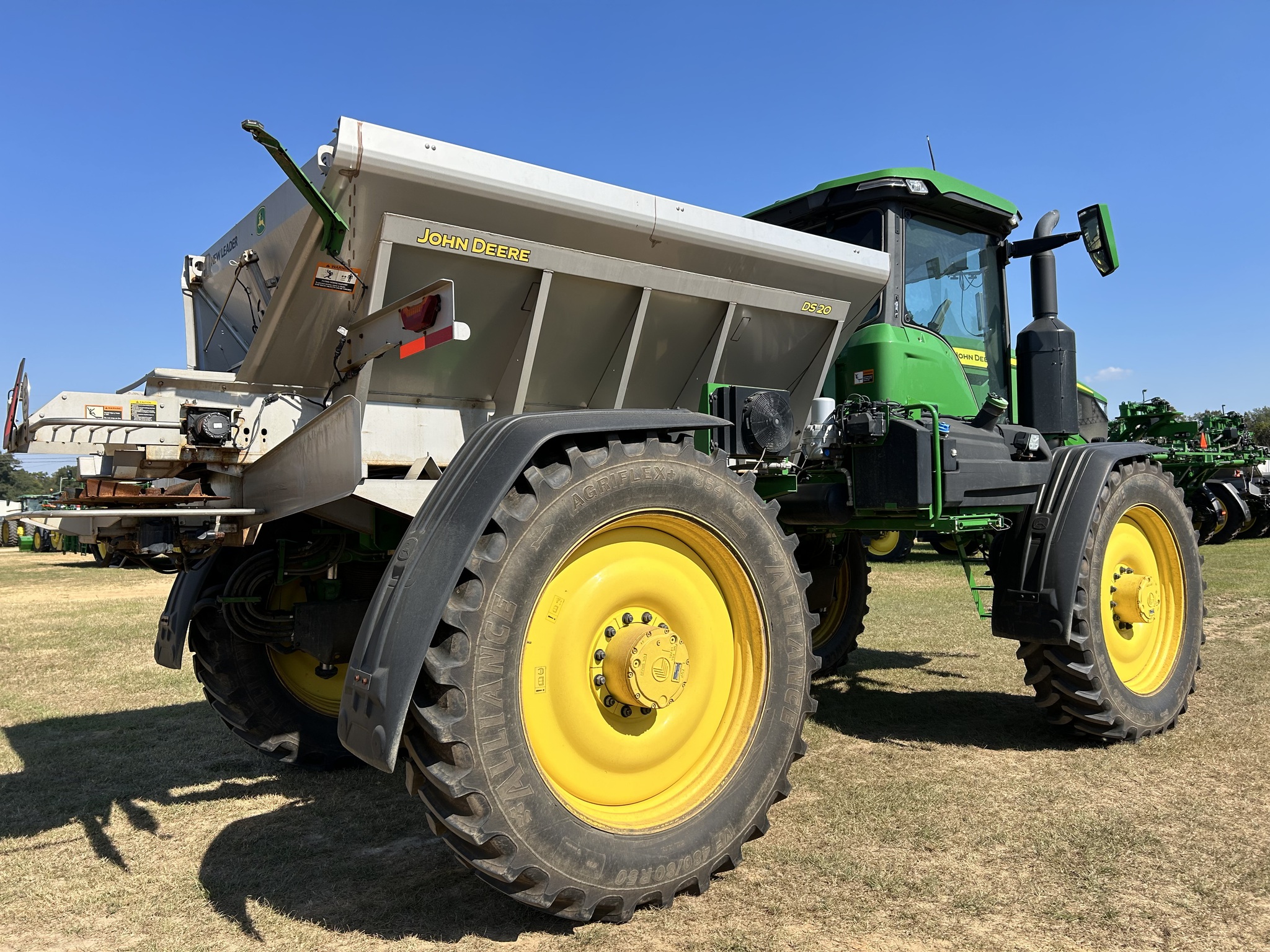 2023 John Deere 600R Image 9