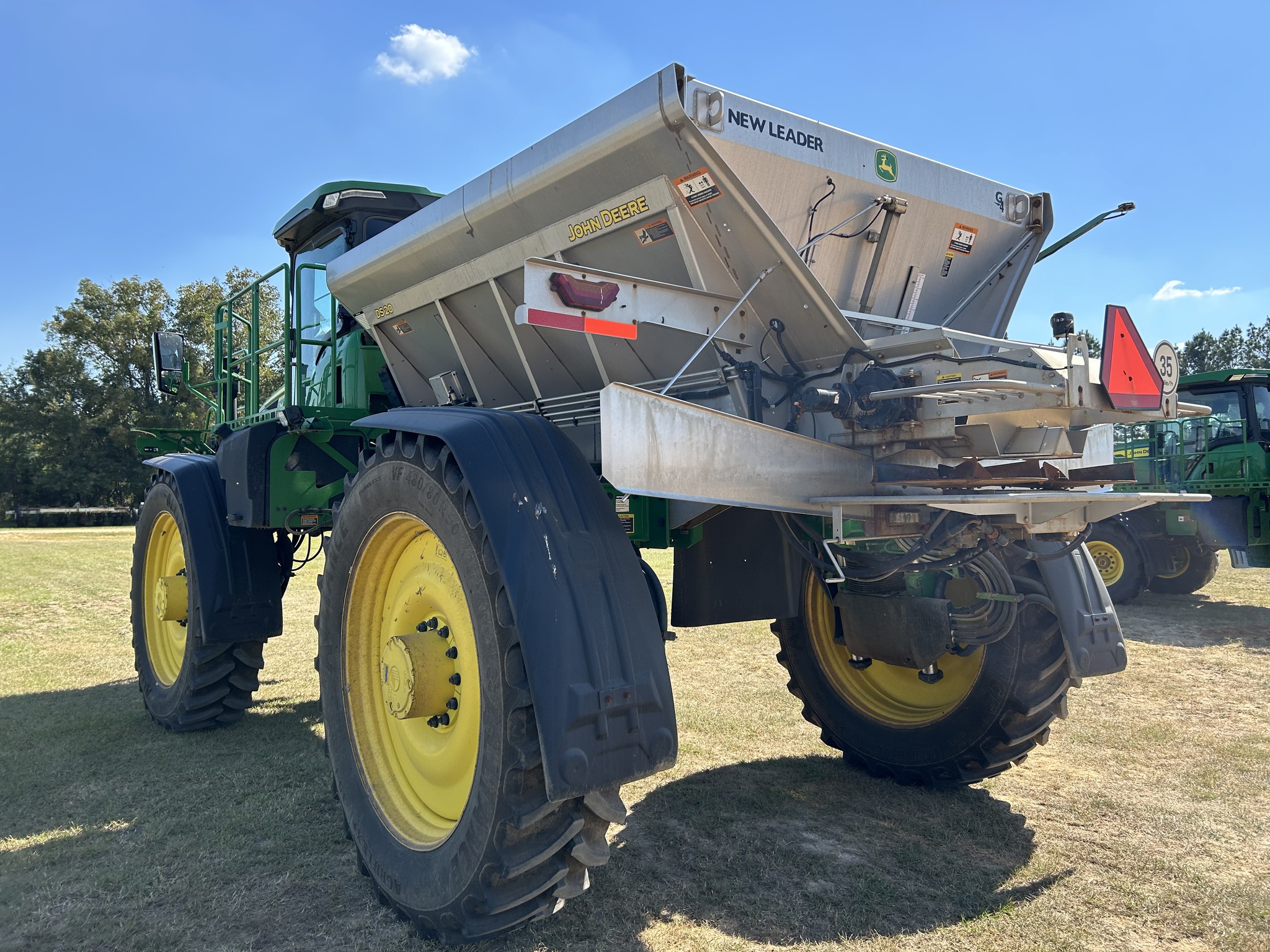2023 John Deere 600R Image 7