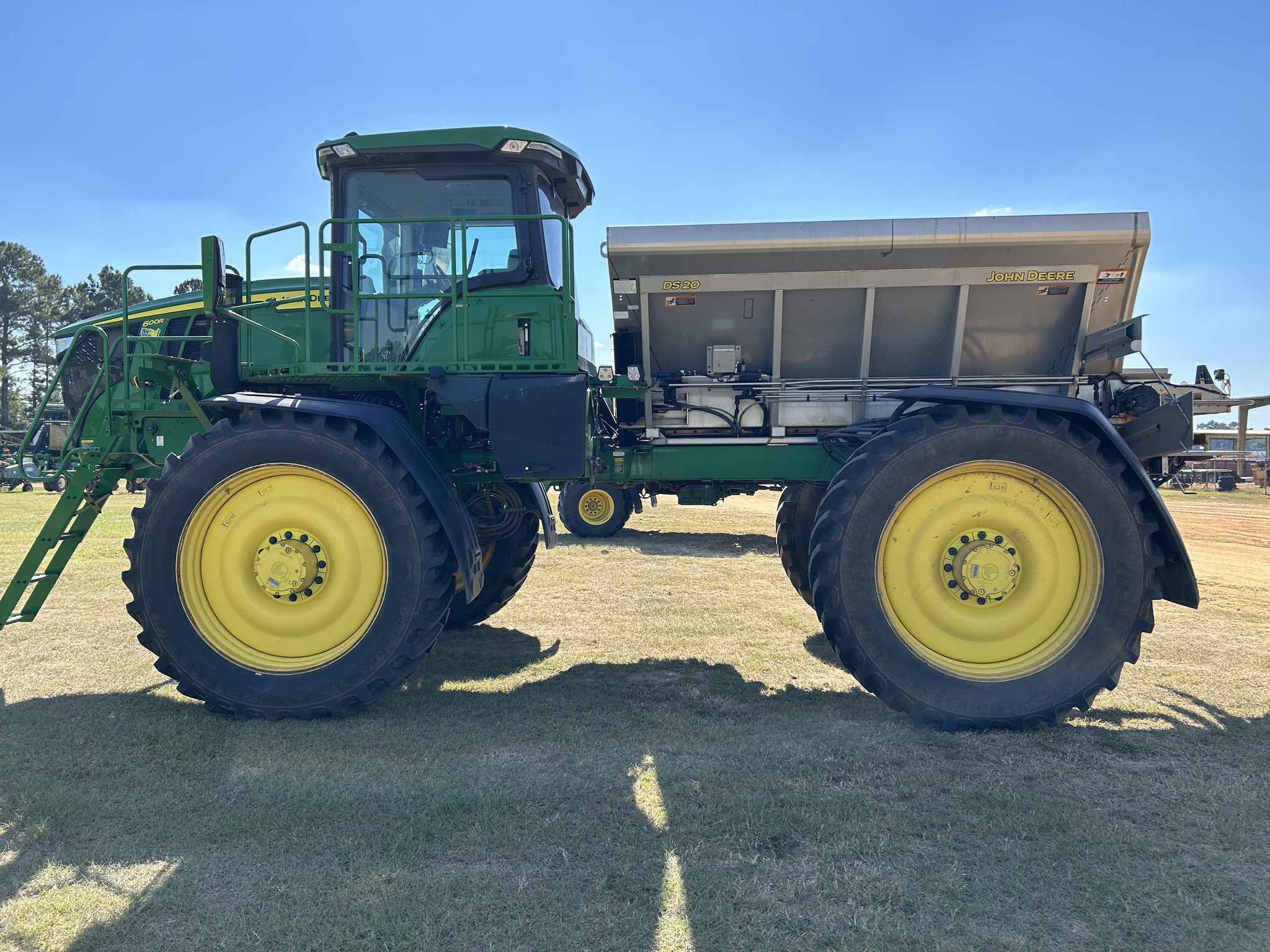 2023 John Deere 600R Image 6
