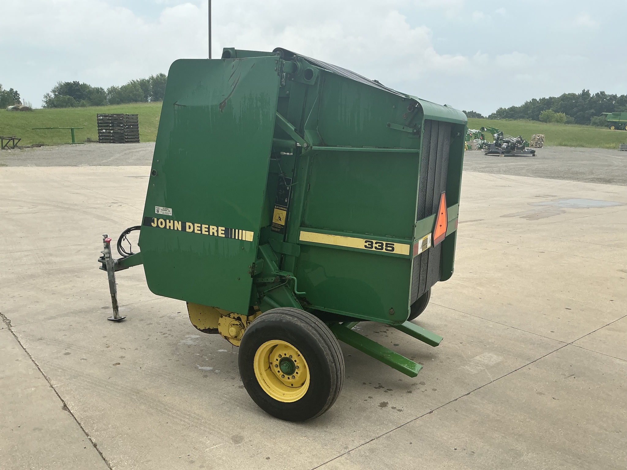 1990 John Deere 335 Image 5