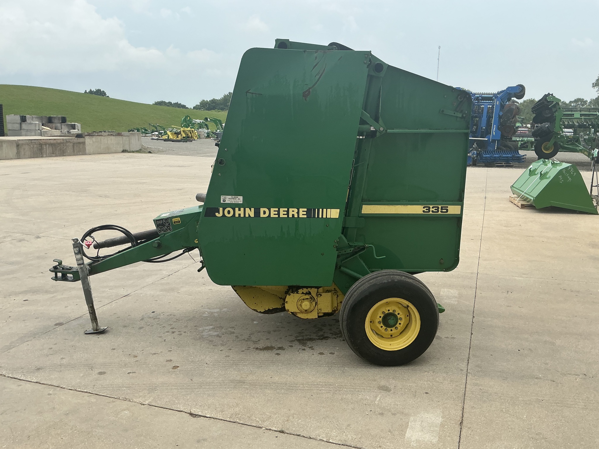 1990 John Deere 335 Image 6