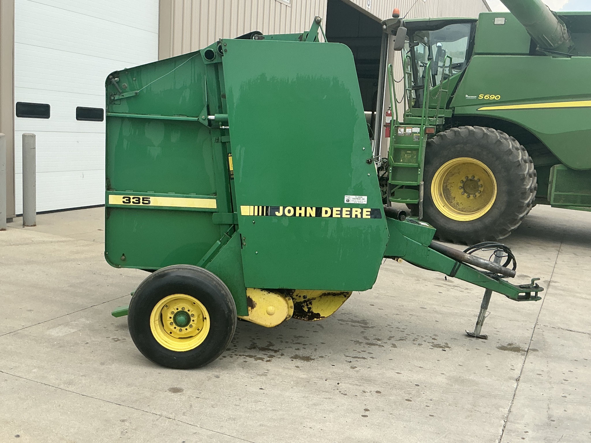 1990 John Deere 335 Image 2