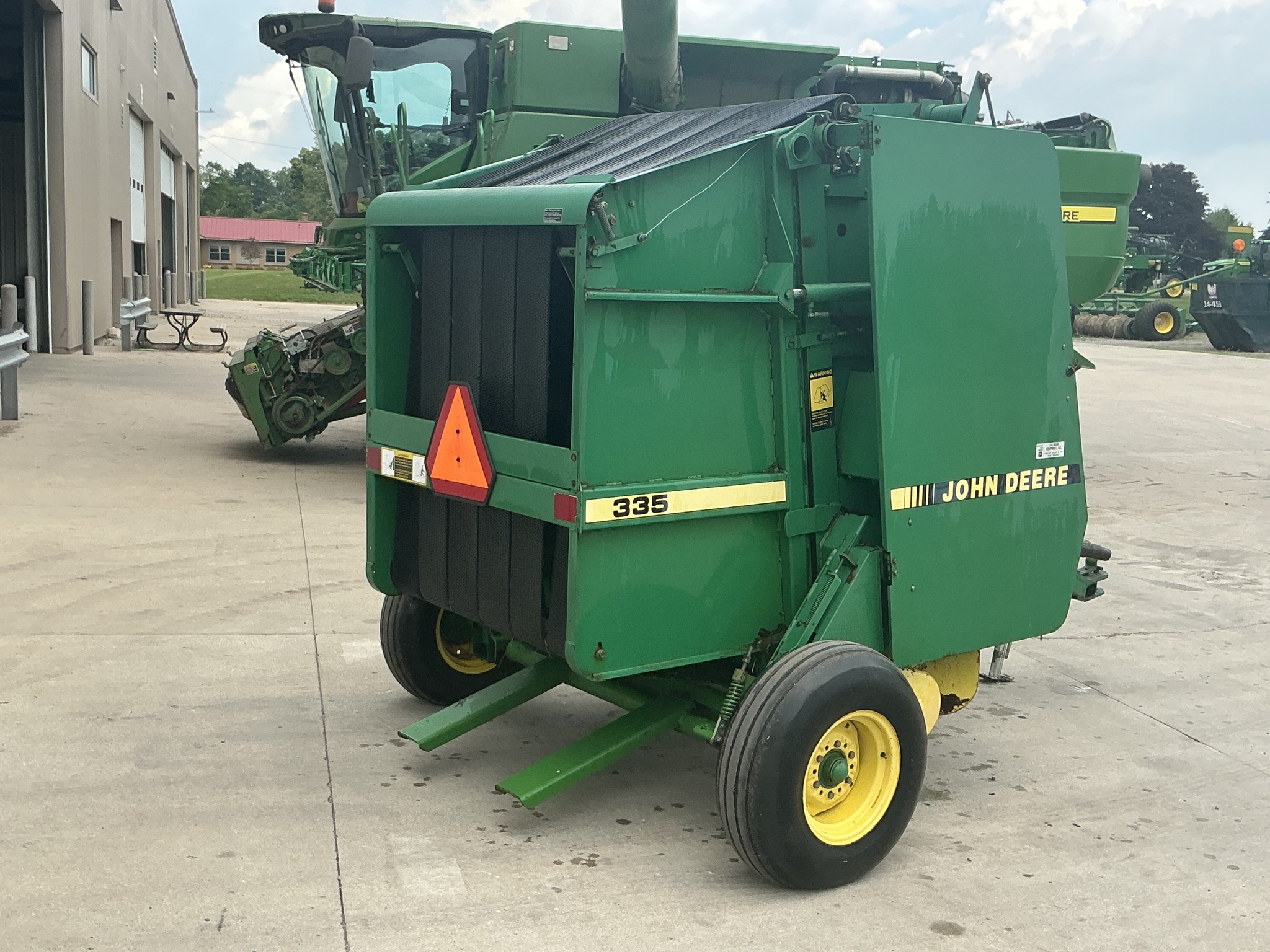 1990 John Deere 335 Image 3