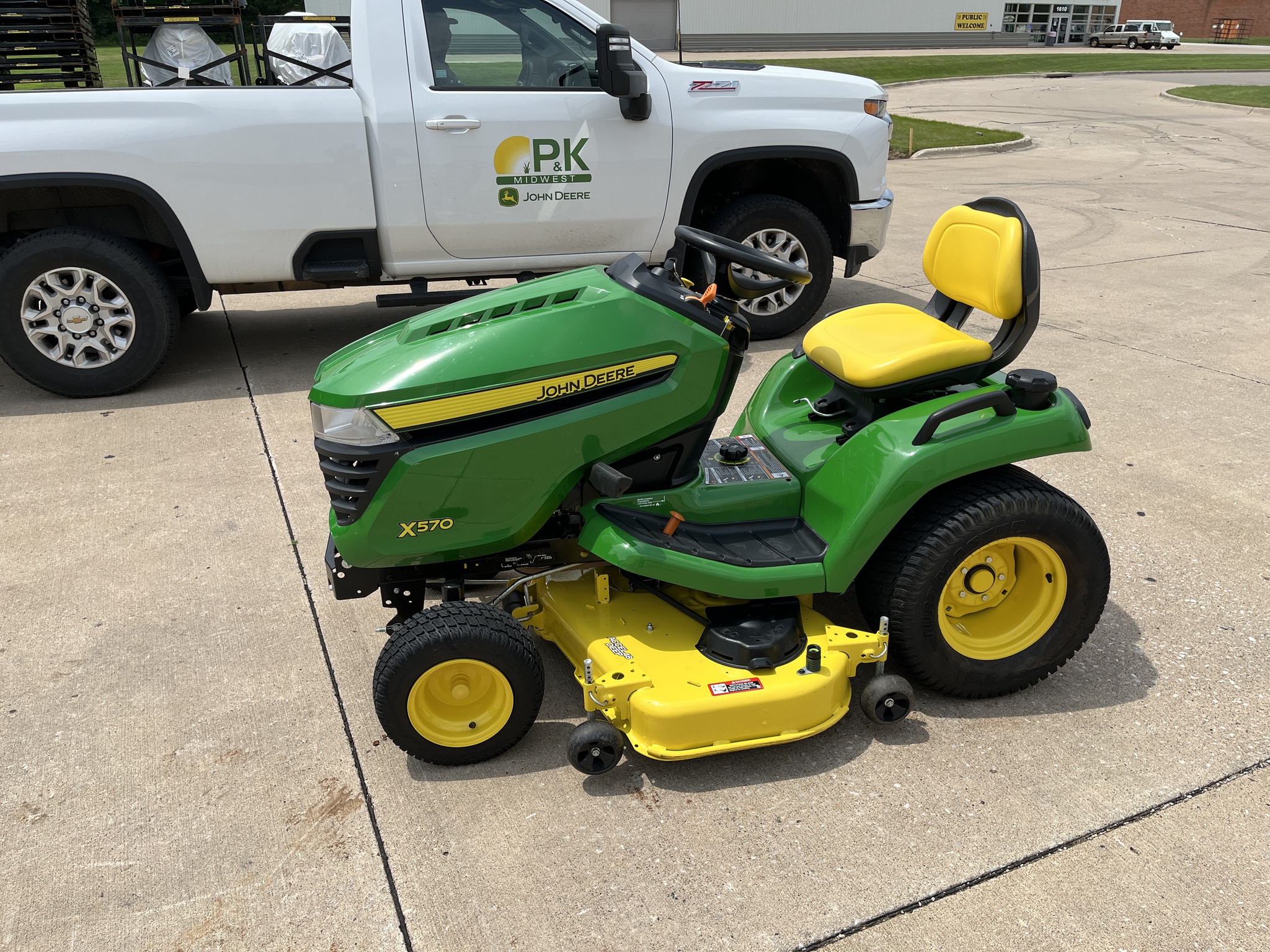 2022 John Deere X570 Image 8