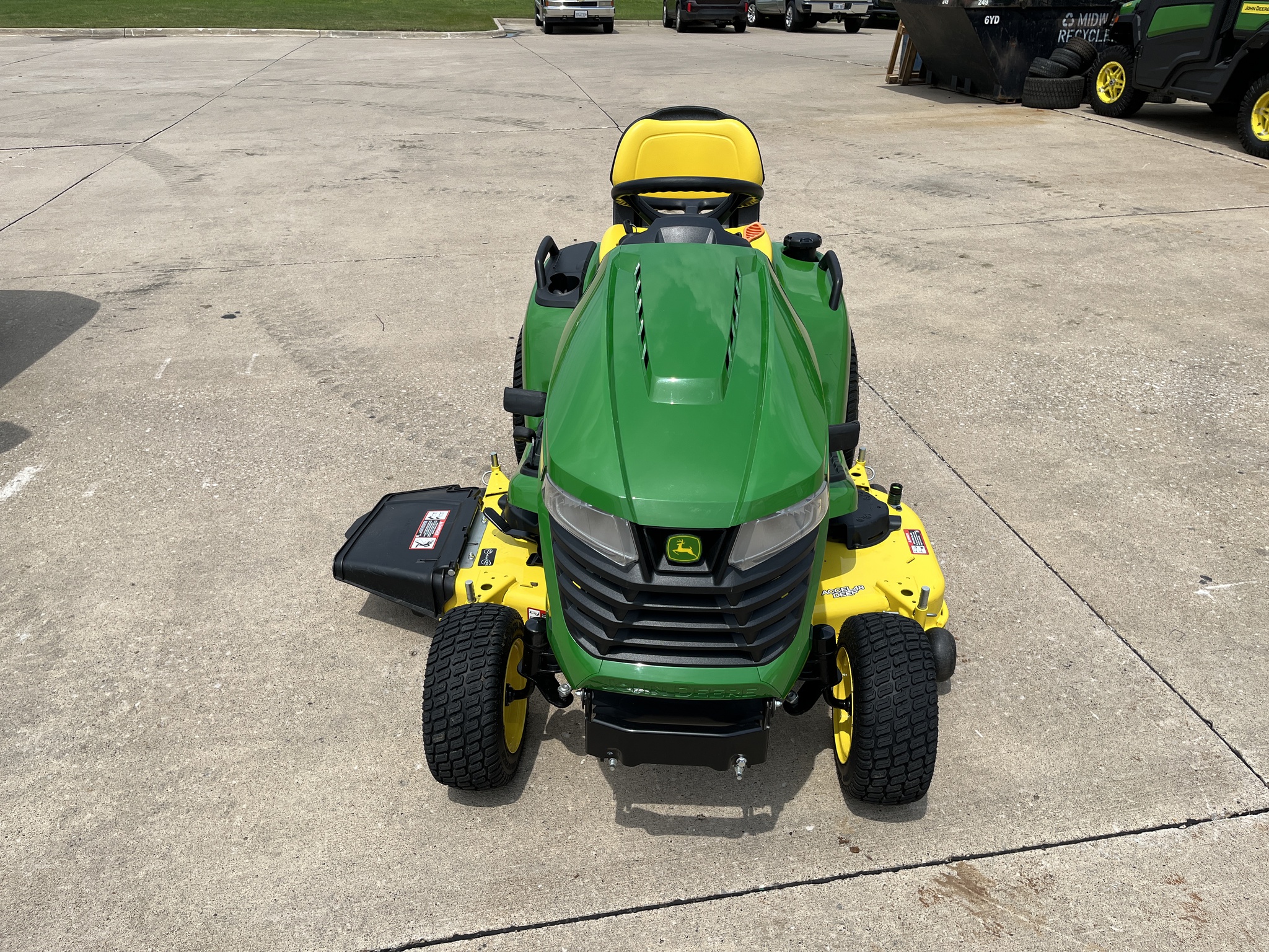 2022 John Deere X570 Image 2