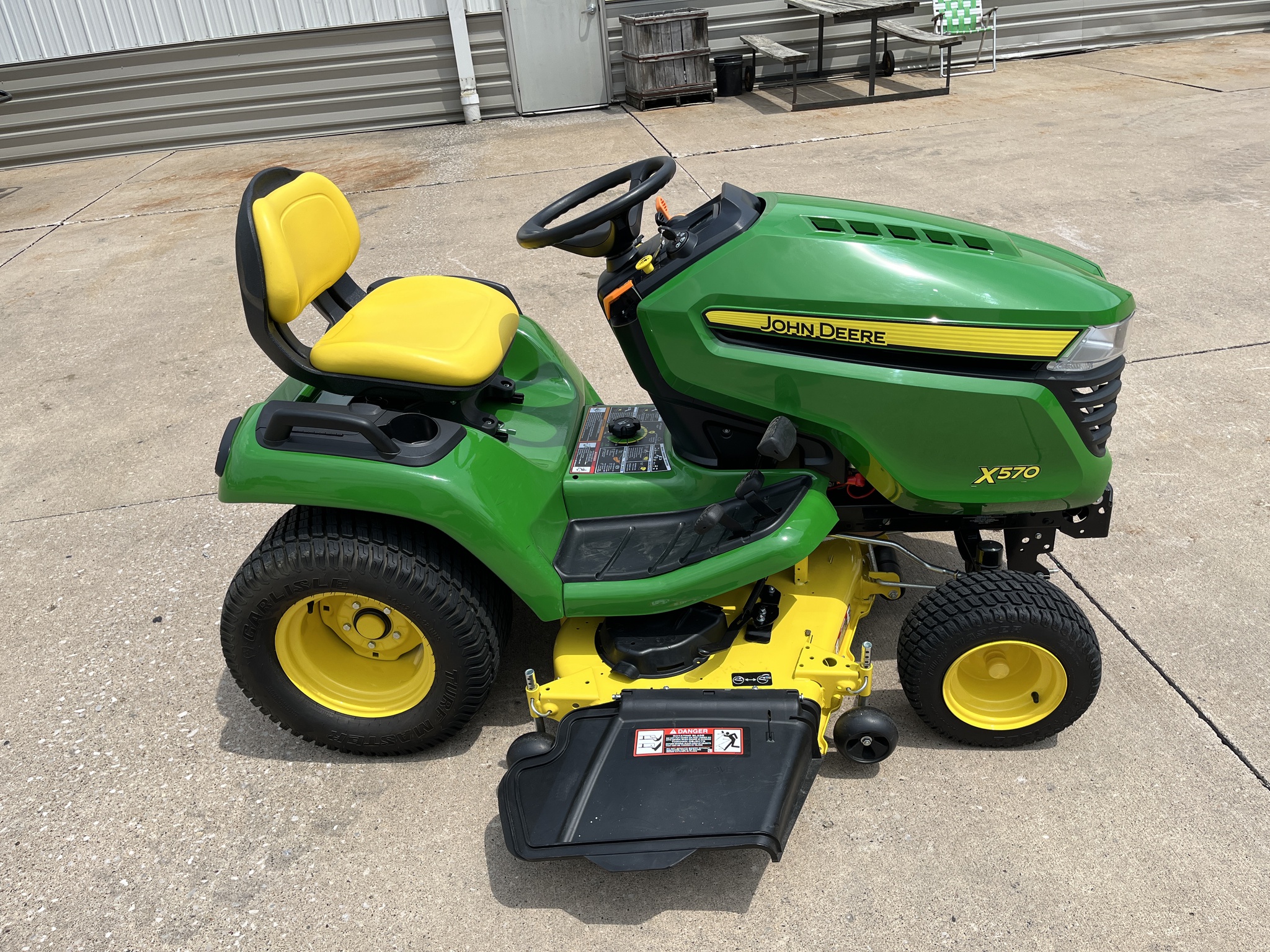 2022 John Deere X570 Image 4