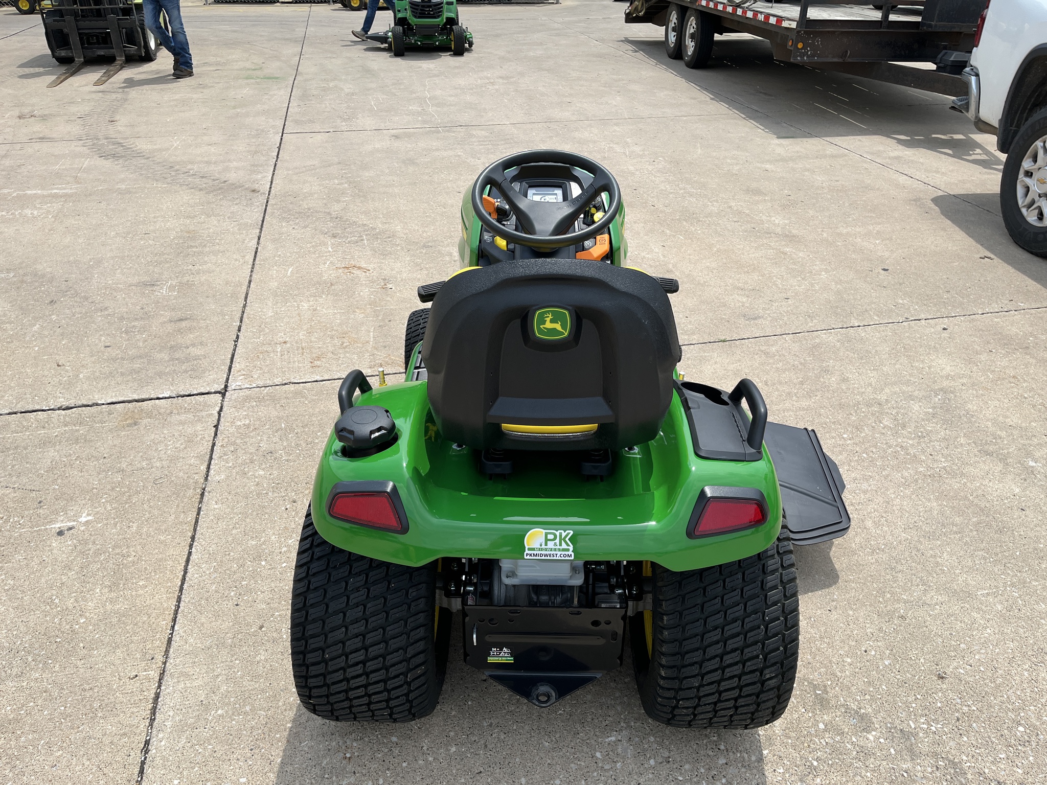 2022 John Deere X570 Image 6
