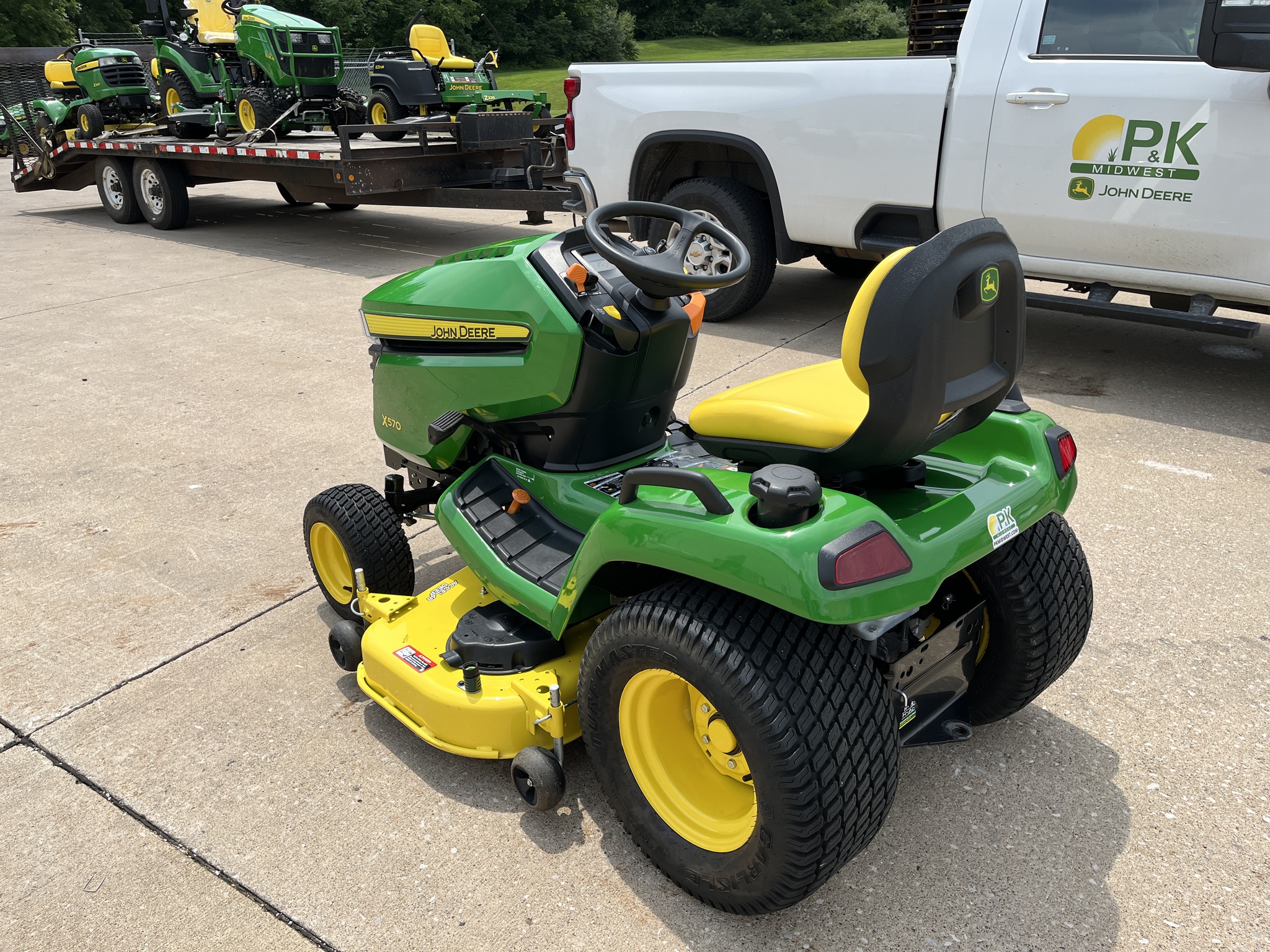 2022 John Deere X570 Image 7