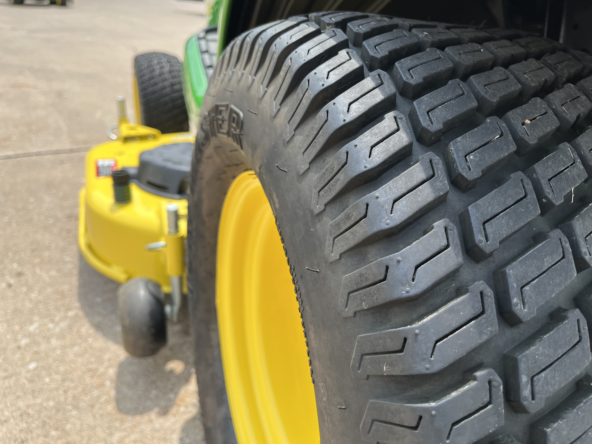 2022 John Deere X570 Image 9