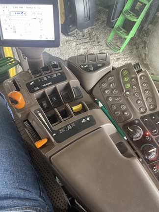 2013 John-Deere 7200R