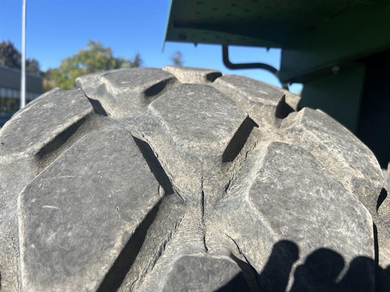 2015 John Deere W235 Image 17