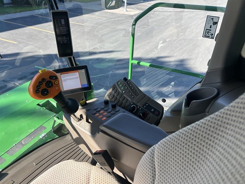 2015 John Deere W235 Image 30