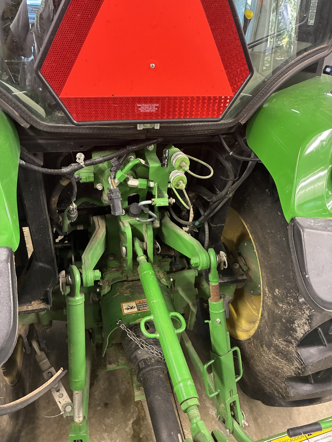 2022 John Deere 3046R Image 6