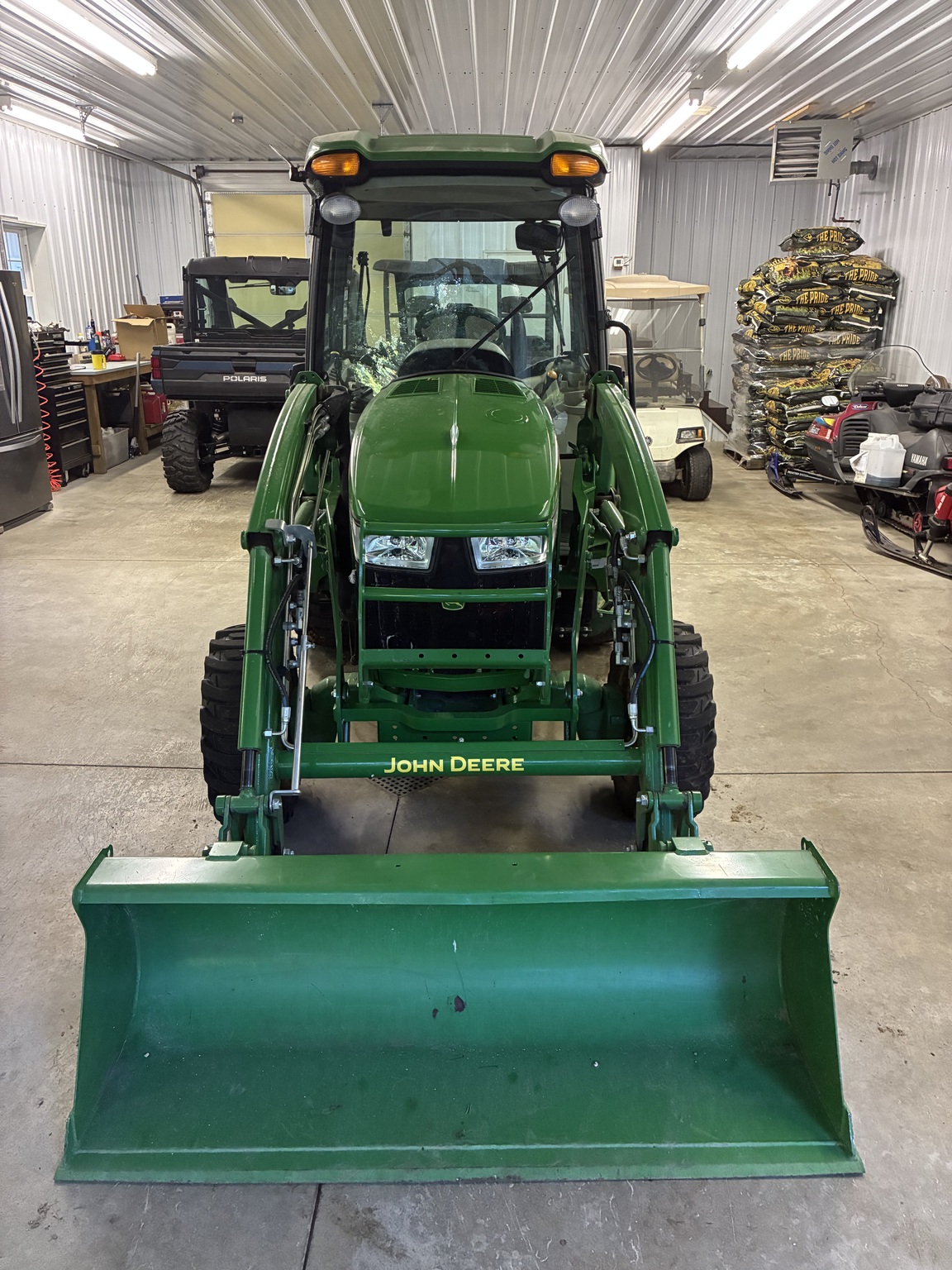 2022 John Deere 3046R Image 3