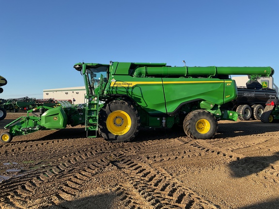Used 2024 John Deere X9 1100 Combines at Horizon Ag & Turf in Westlock, AB - Photo3