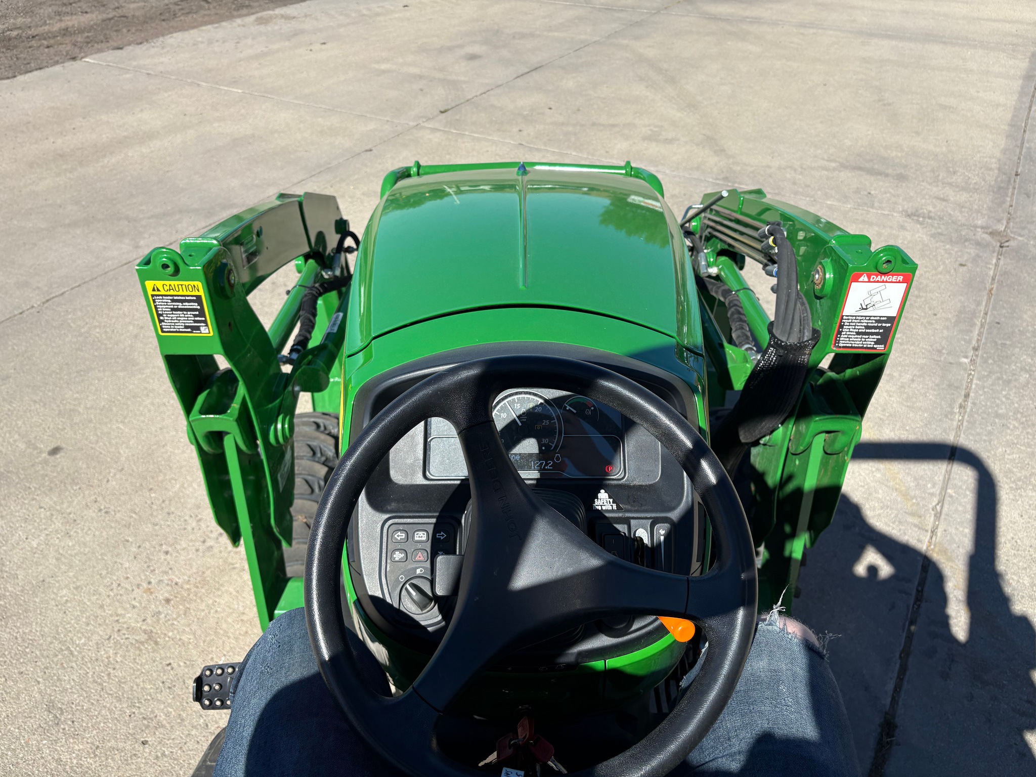 2017 John Deere 2032R Image 14