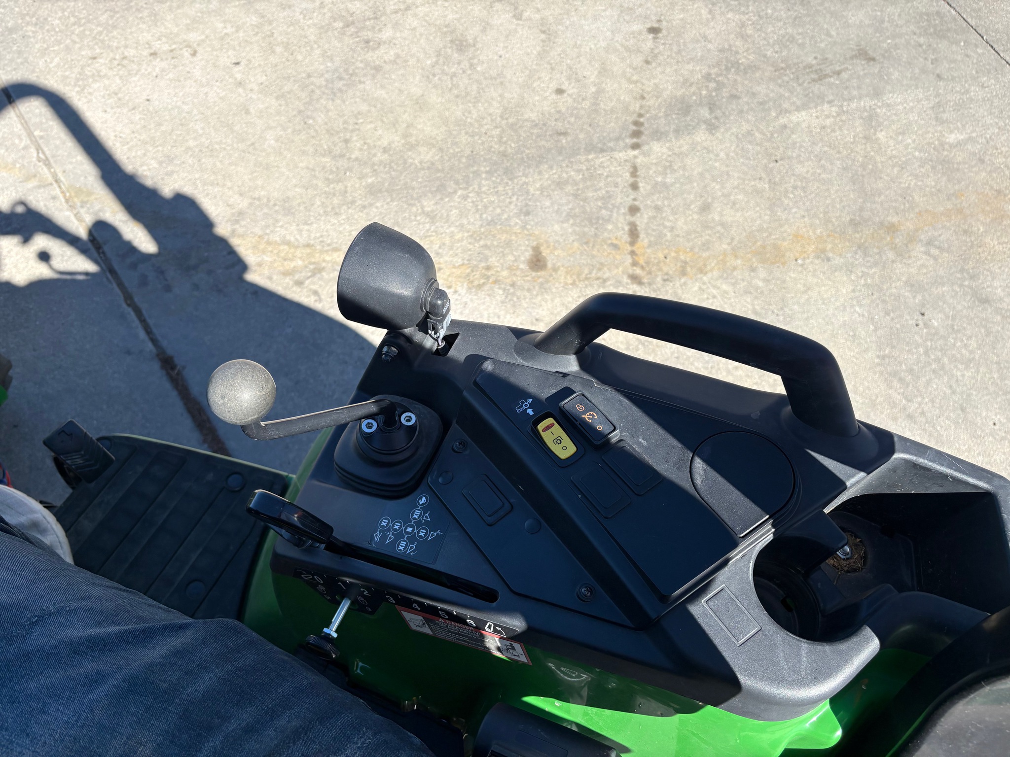 2017 John Deere 2032R Image 15