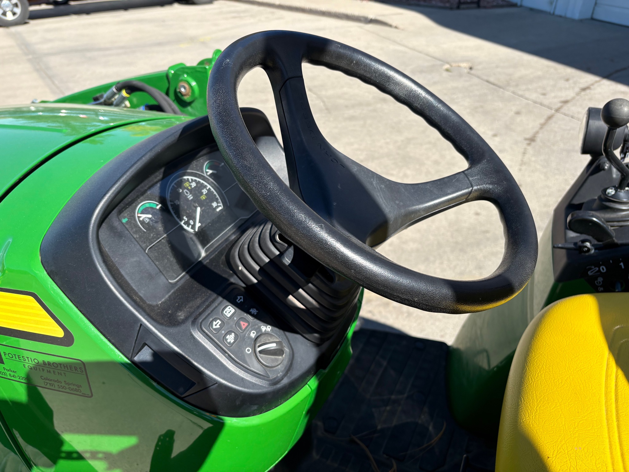 2017 John Deere 2032R Image 11