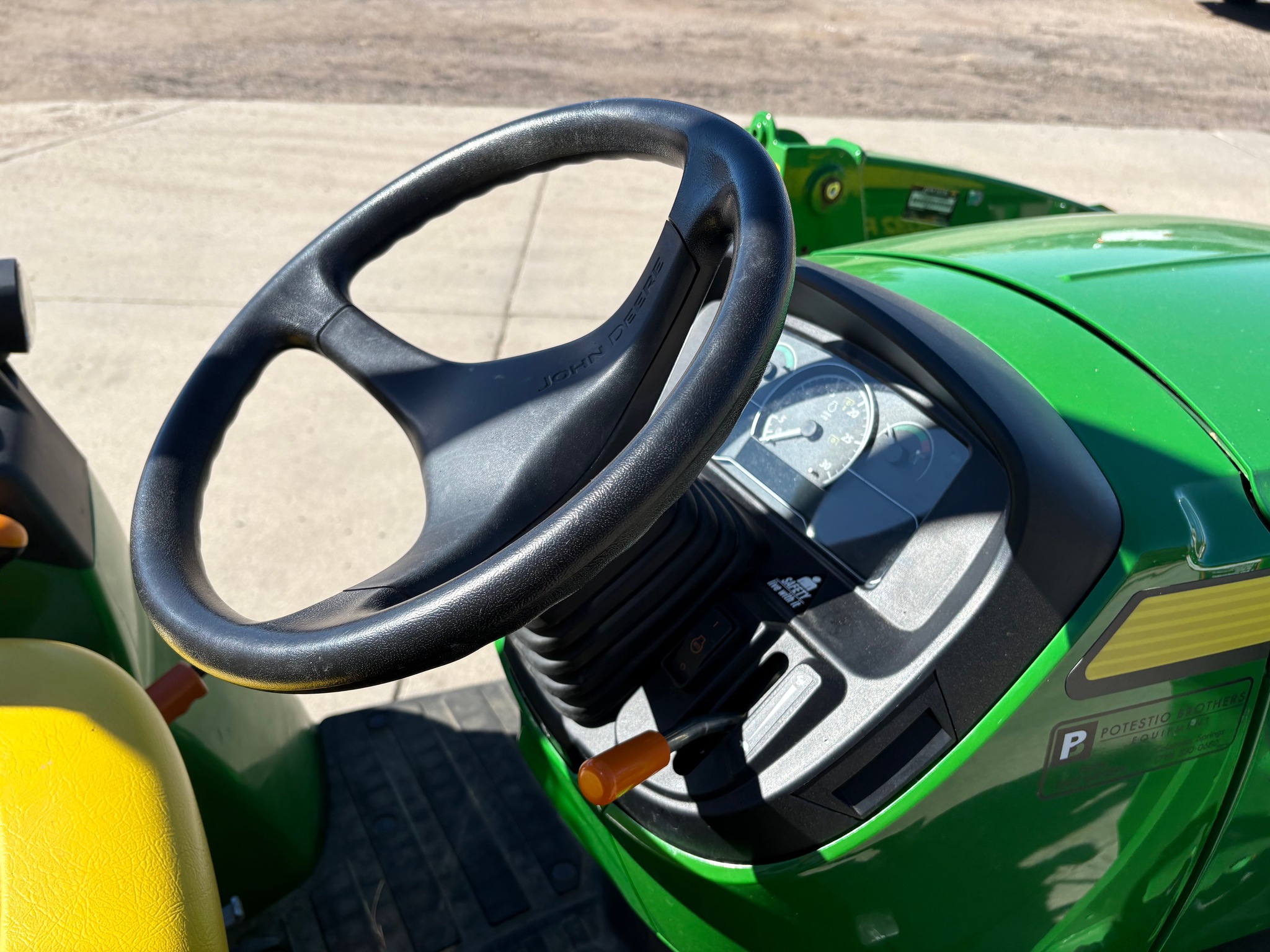 2017 John Deere 2032R Image 10