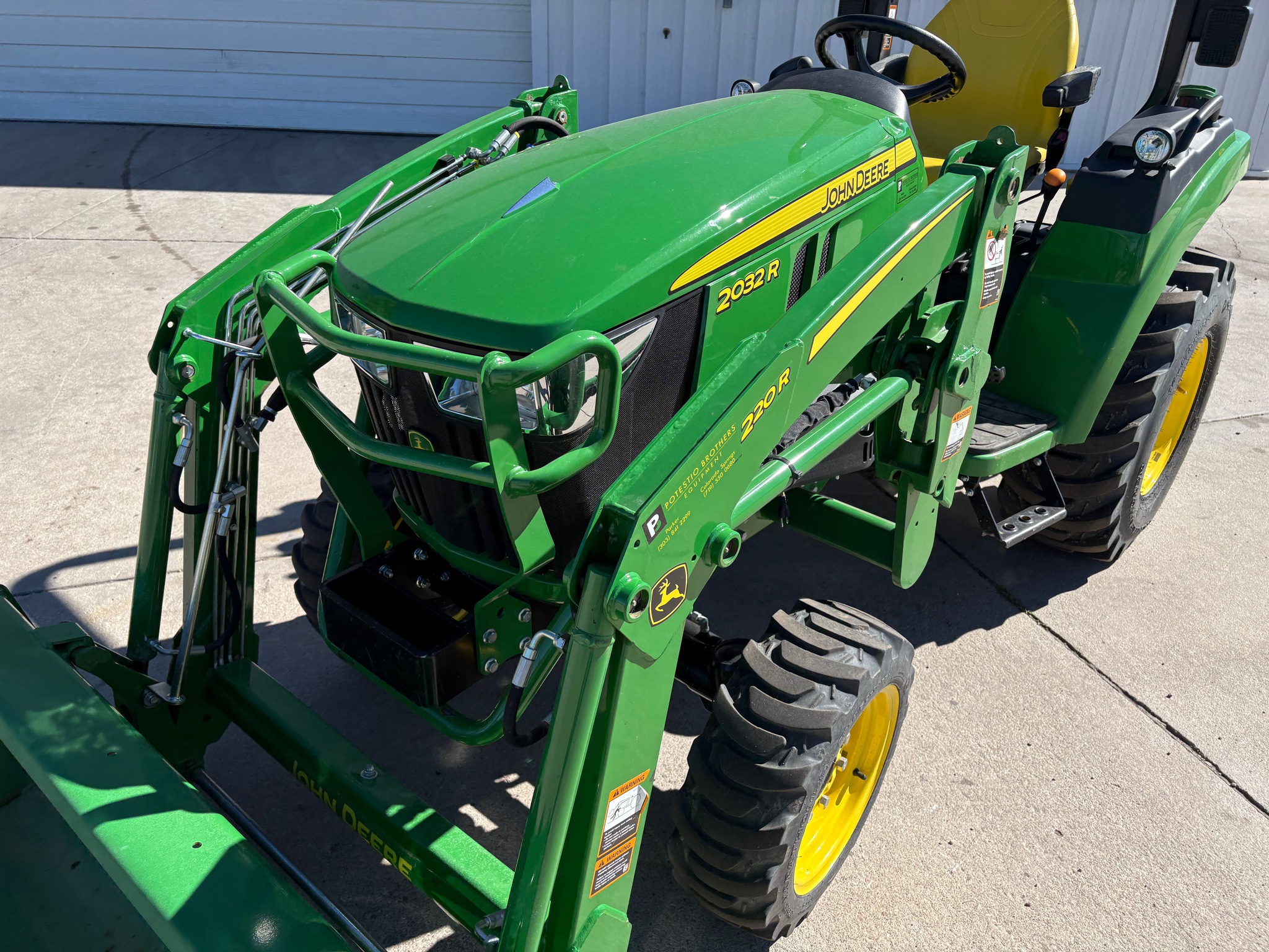 2017 John Deere 2032R Image 16