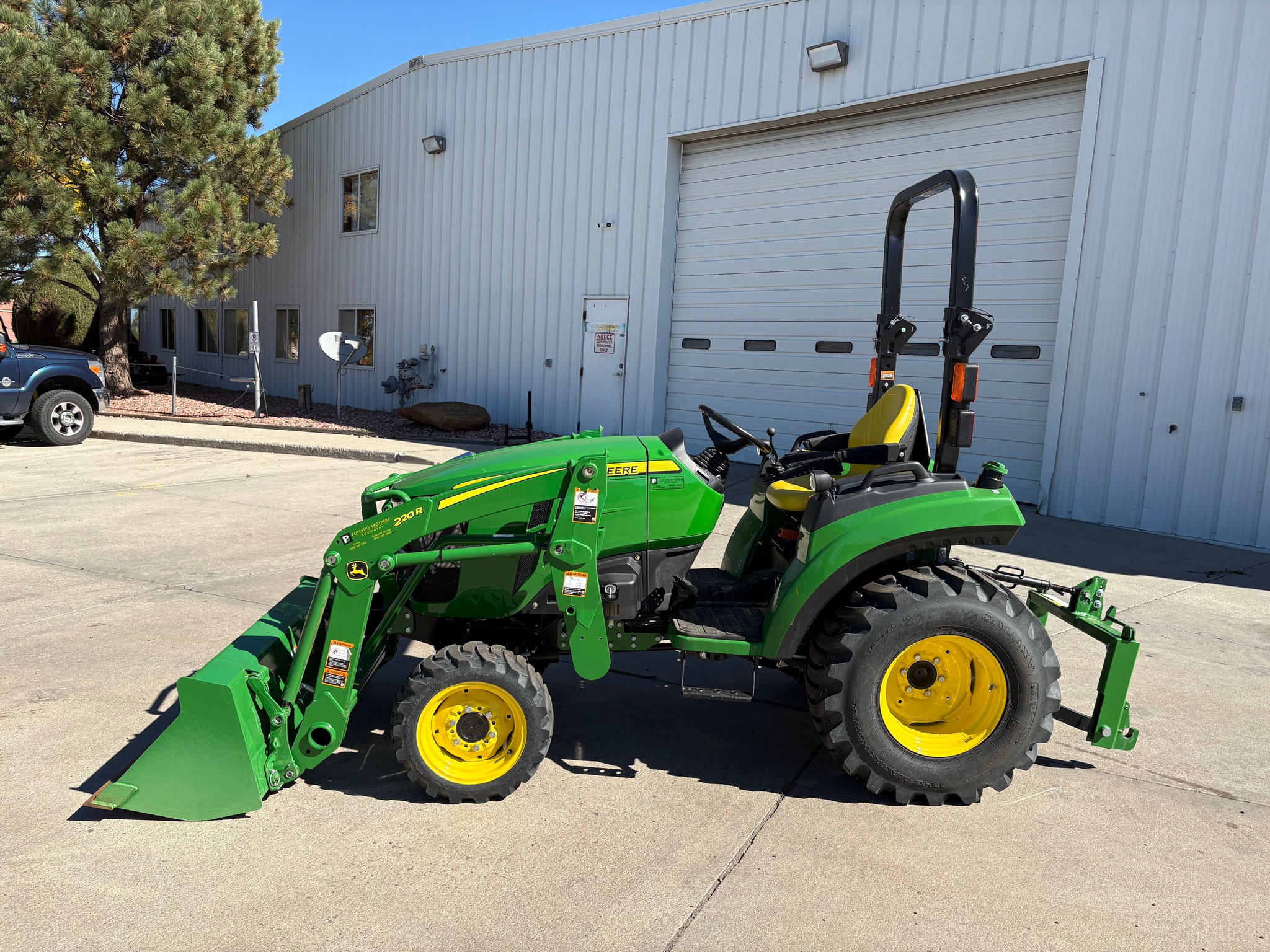 2017 John Deere 2032R Image 2