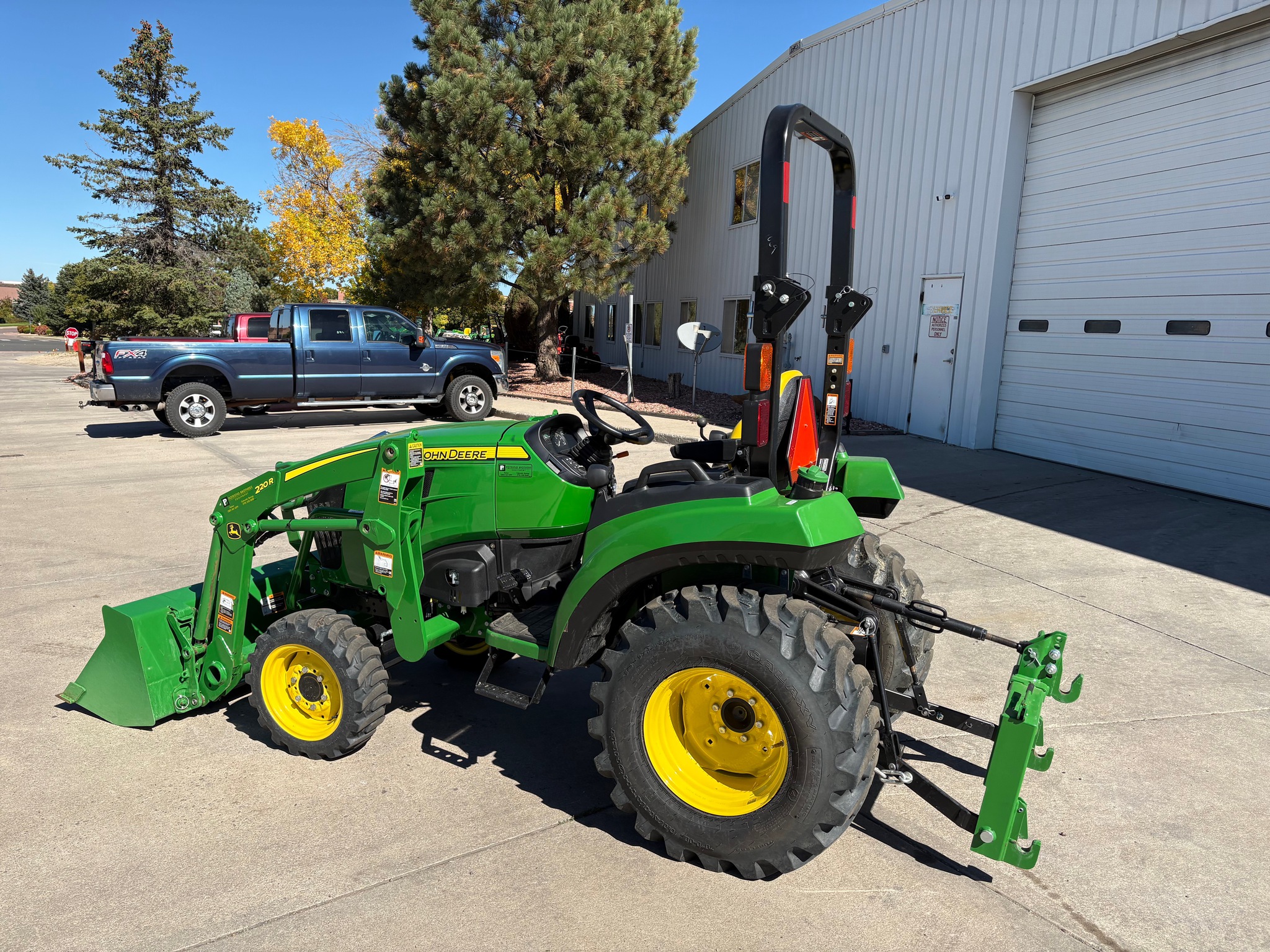 2017 John Deere 2032R Image 3