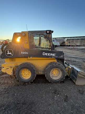  John Deere 320G