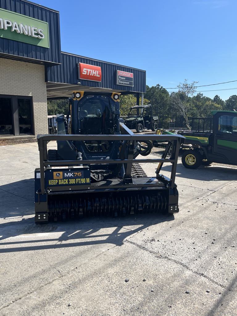 John Deere 335 P Image 1