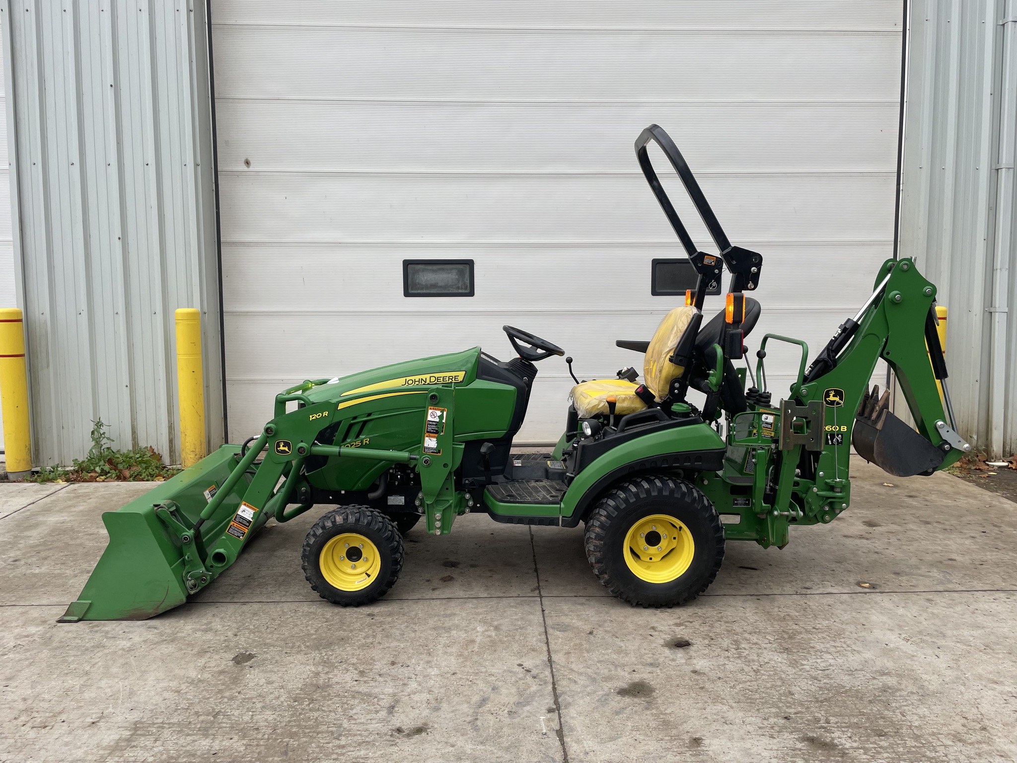 2020 John Deere 1025R Image 1