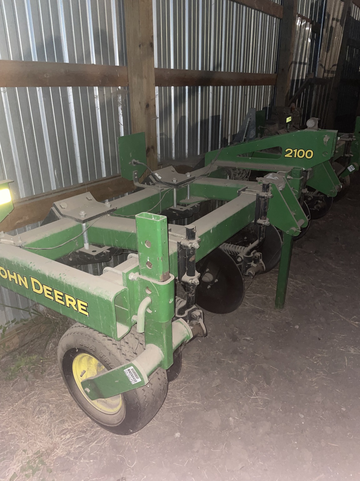 2004 John Deere 2100 Image 1